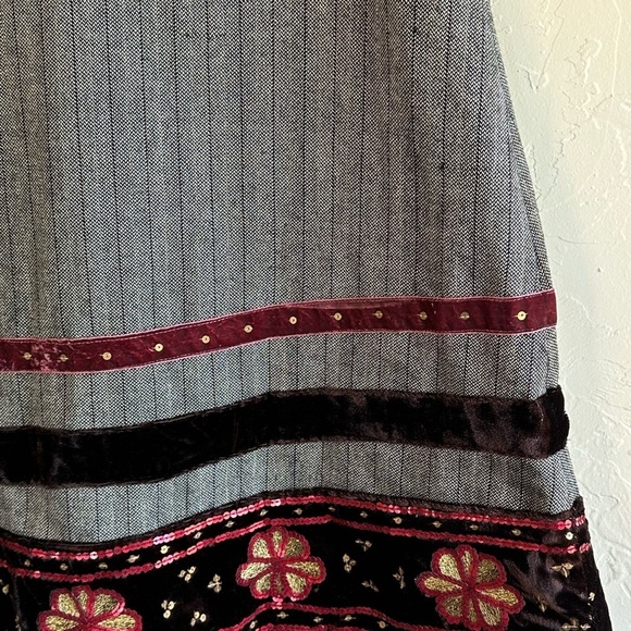 Vintage Y2K Grey Pinstriped Wool A-Line Skirt w/Velvet & Sequins Design Sz 6 - Picture 6 of 8